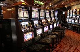 Filipino fan watching live basketball odds on phpgame sports platform